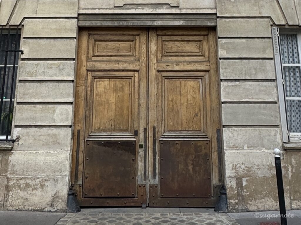 『Emily in Paris』Emily's apartment - door