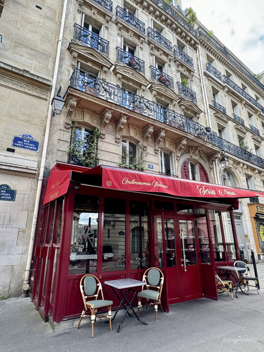 『Emily in Paris』Terra Nera