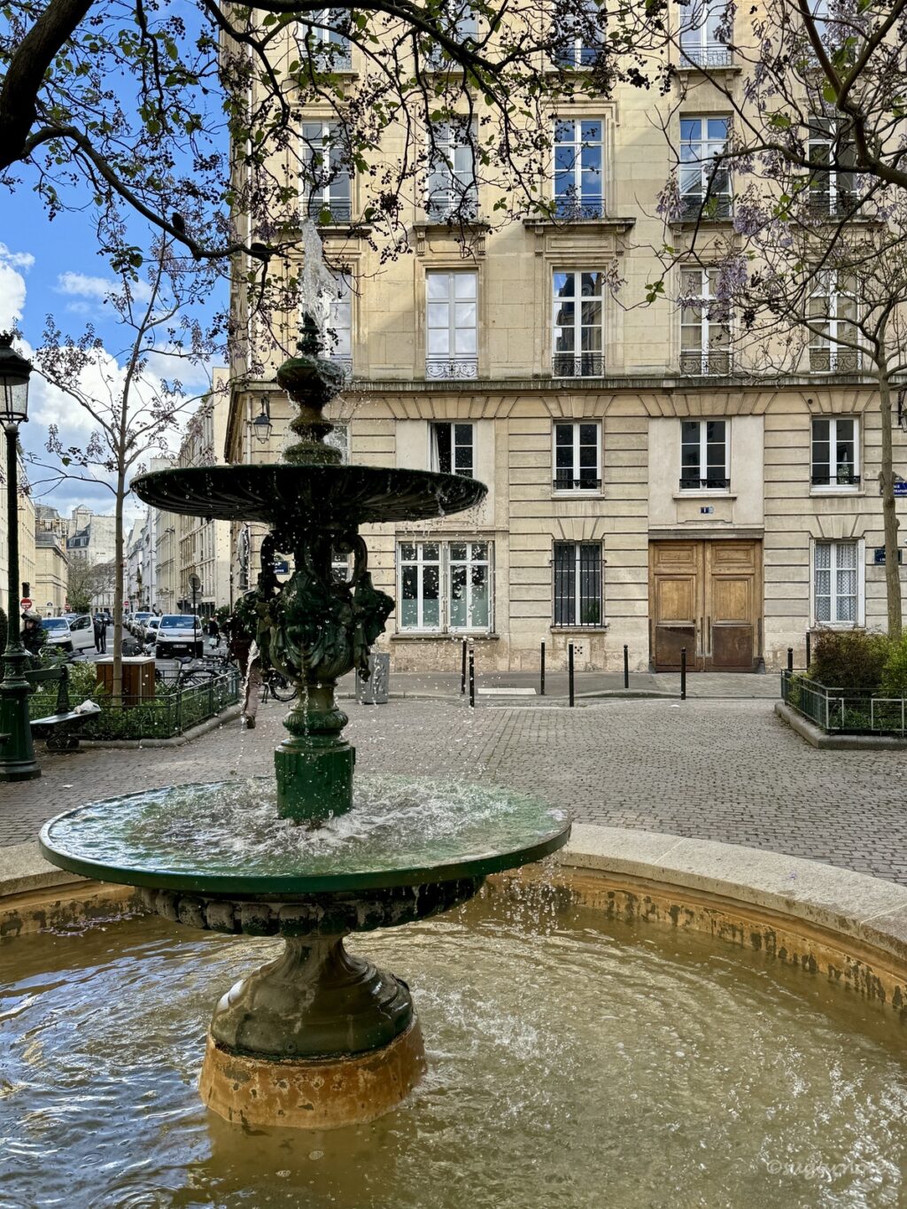 『Emily in Paris』Emily's apartment, Place de l’Estrapade