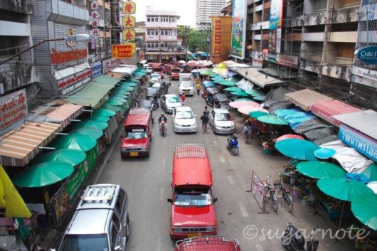Road in front of Warorot Market in Chiang Maii, ワローロット市場前の道路