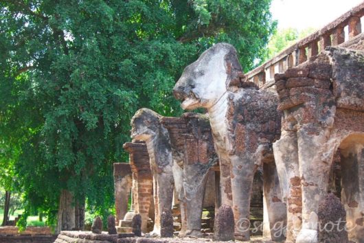 シー・サッチャナーライ歴史公園, Sri Sanchanalai Historical Park, ワット・チャーン・ローム, Wat Chang Lom