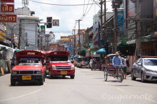Road in front of Warorot Market in Chiang Mai, ワローロット市場前の道路, ソンテウ